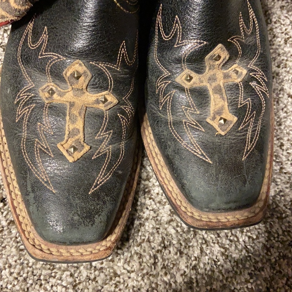 Boots - Picture 4 of 5